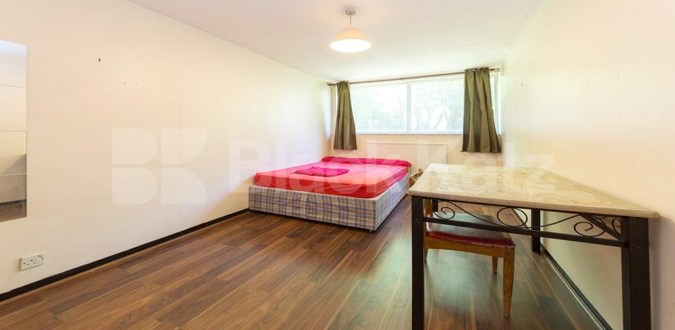 			NEW INSTRUCTION, 4 Bedroom, 1 bath, 1 reception Flat			 Testerton Walk, LATIMER ROAD